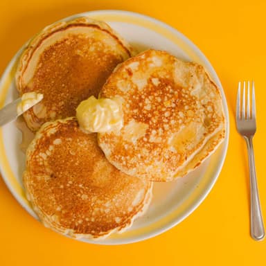 Paquete  #4 Hot Cakes, Café,  Pan y Fruta
