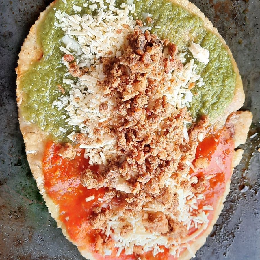 Memela con bistec y queso