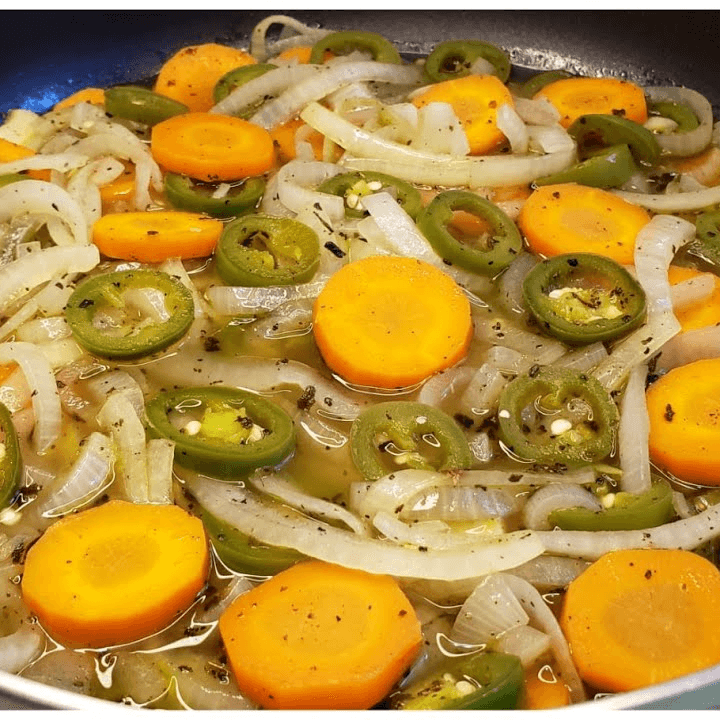 Jalapeños, Zanahoria y Cebolla en Escabeche
