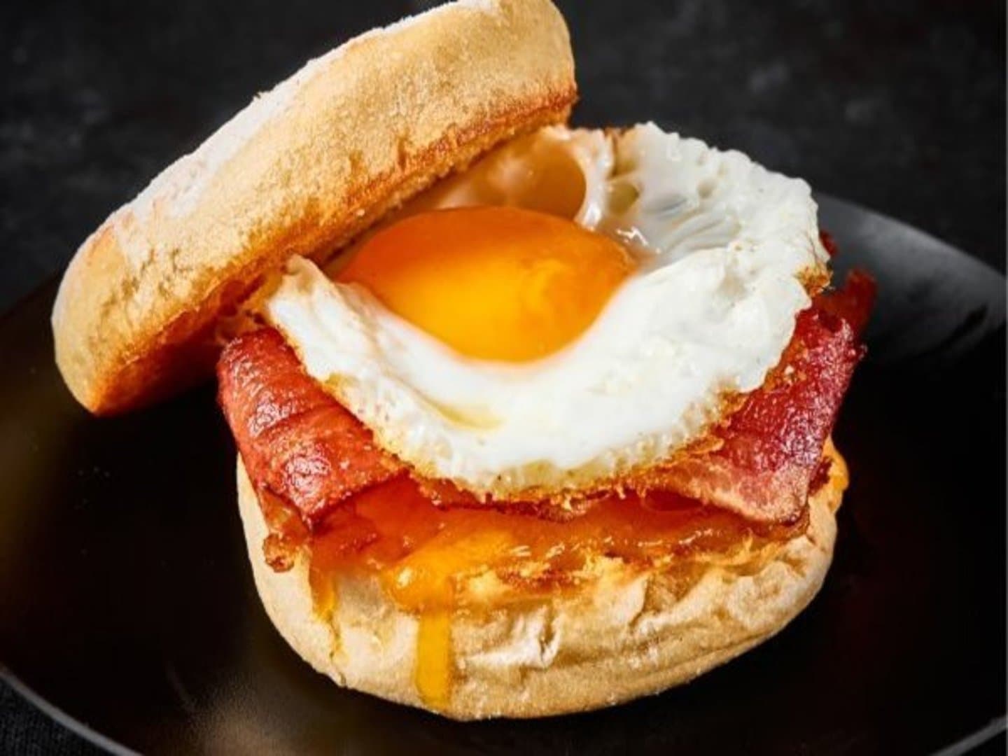 Sandwich de huevo y tocino
