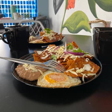 Chilaquiles + licuado de fresa
