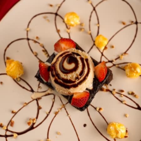 Brownie con helado y palomitas acarmeladas
