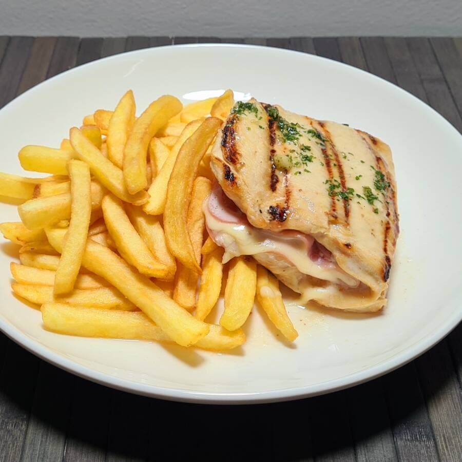 Pechuga Especial con Papas y Ensalada Cocida