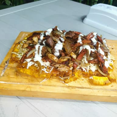 Patacón con Pollo y Salchicha RANCHERA