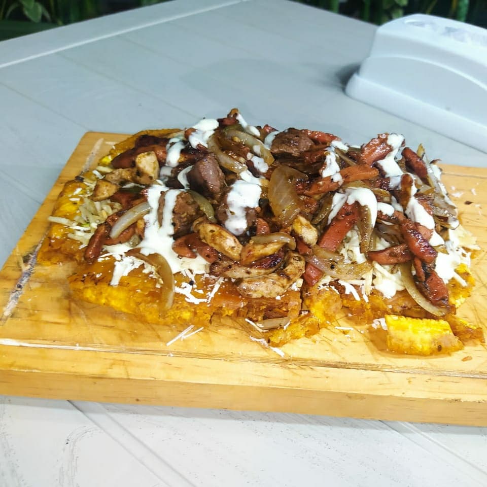Patacón con Pollo y Salchicha RANCHERA