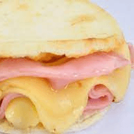 Arepa con Queso y Jamón