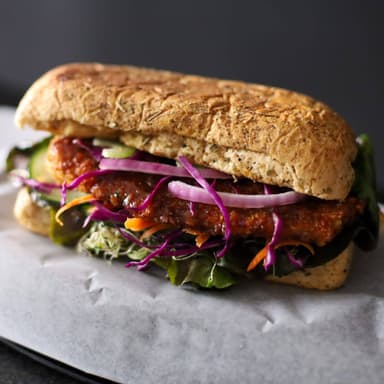 Baguette Pollo Empanizado en salsa BBQ