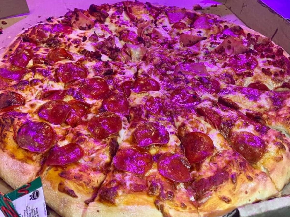 PizzaBrozza de noche
