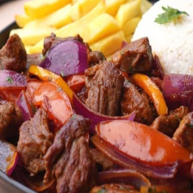 Lomo Saltado Carne más Bebida