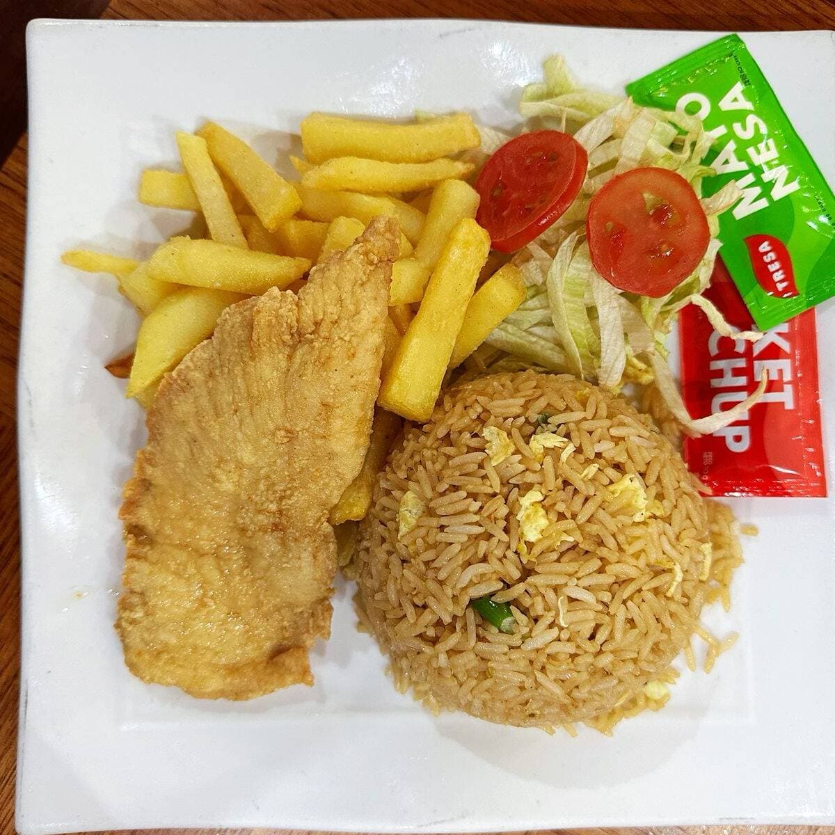 Chaufa Con Pecho Broaster Y Papas+Ensalada
