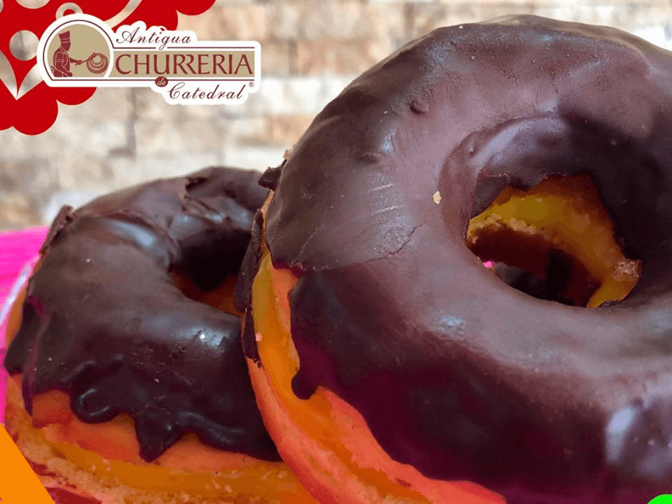 Dona de Chocolate Rellena de Crema