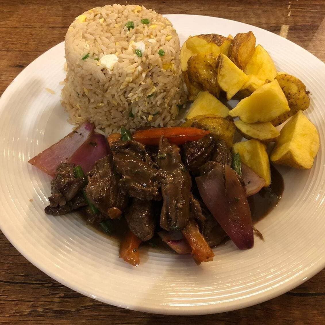 LOMO SALTADO + ARROZ CHAUFA