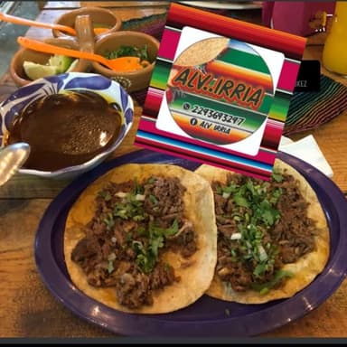 5 Tacos de Birria con Consomé