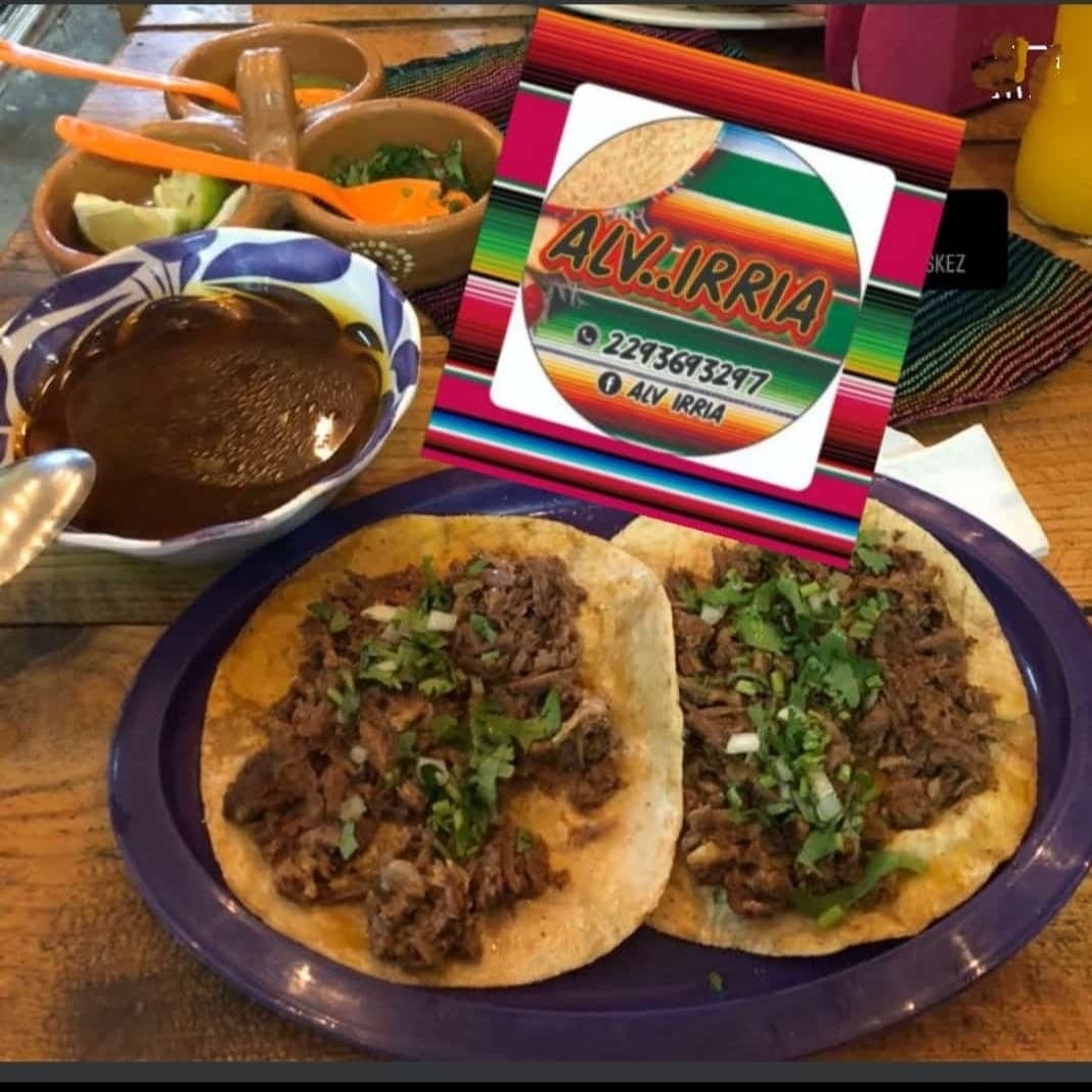 5 Tacos de Birria con Consomé