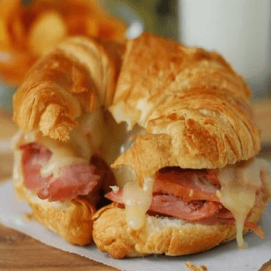 Cuernito con Tocino