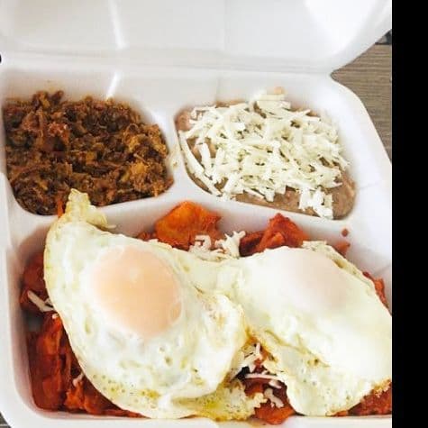 Chilaquiles rojos montados de huevos estrellados