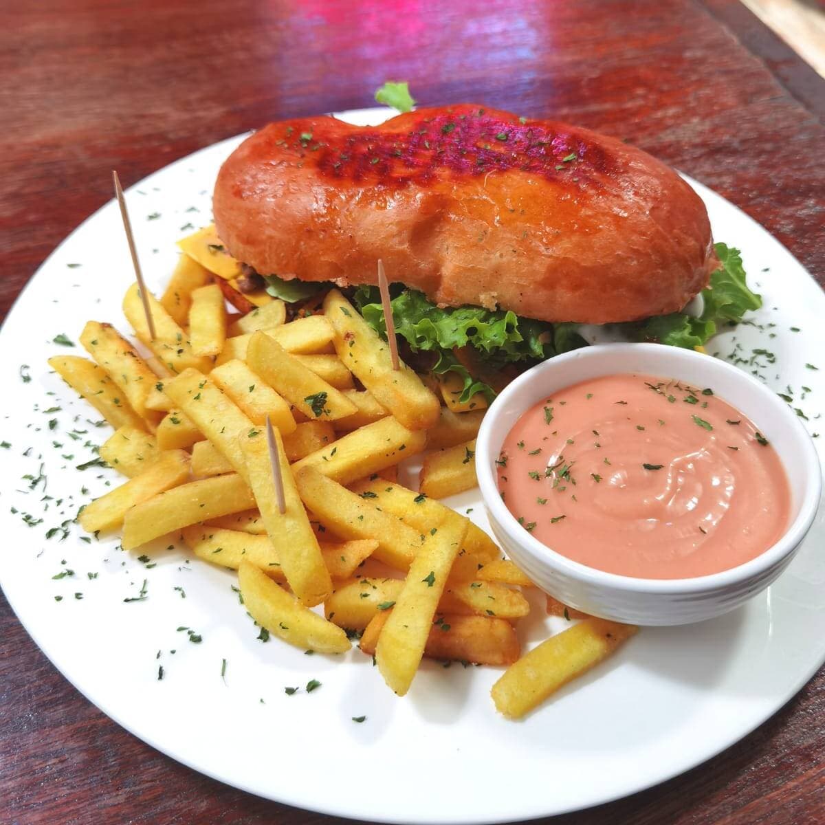 Sandwich Jamón y Queso Con Papas Fritas