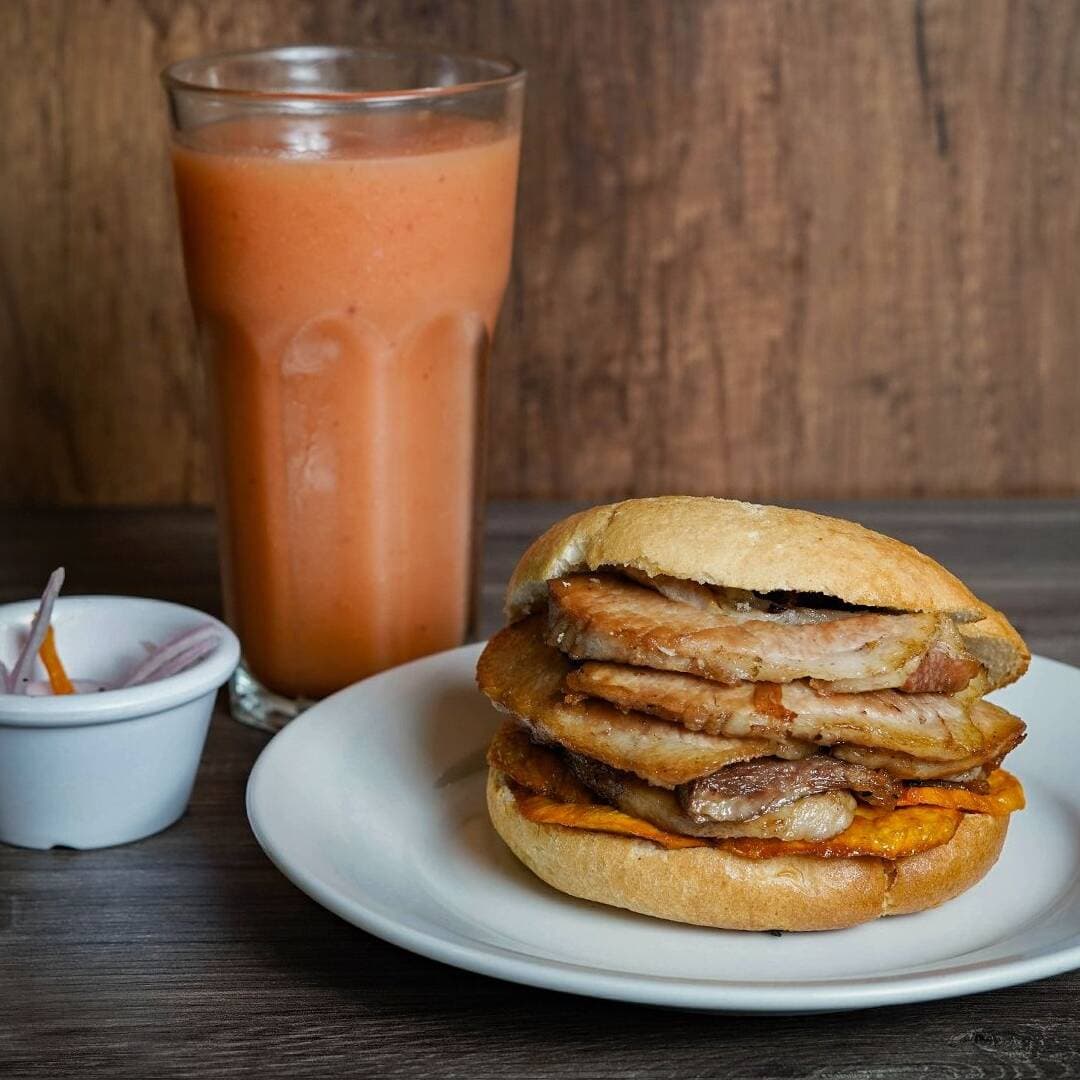 Combo Chicharrón con Jugo de Papaya