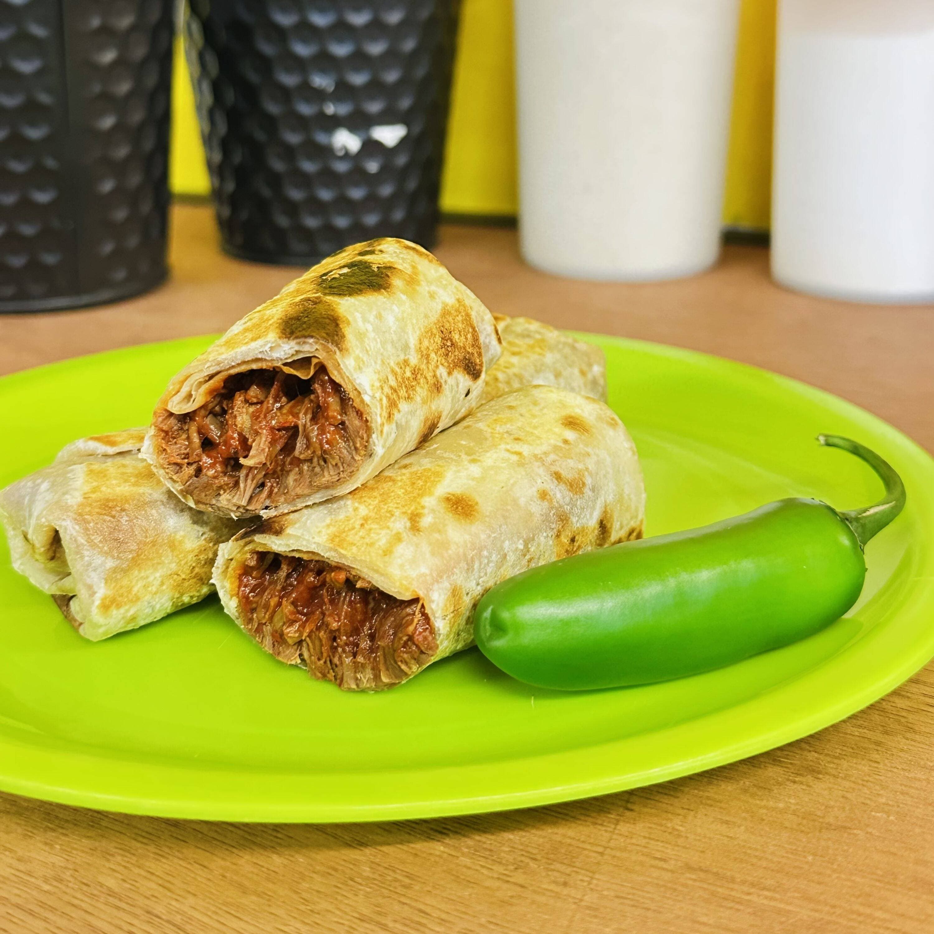 2 Burritos de Carne con Chile y 1 de Frijol + Refr