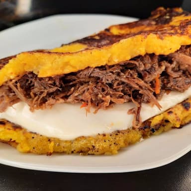 Cachapa de Queso de Mano y Carne