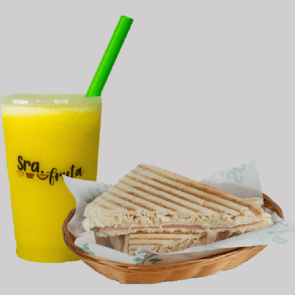 Jugo Clásico con Sándwich Triple Mixto con Pollo
