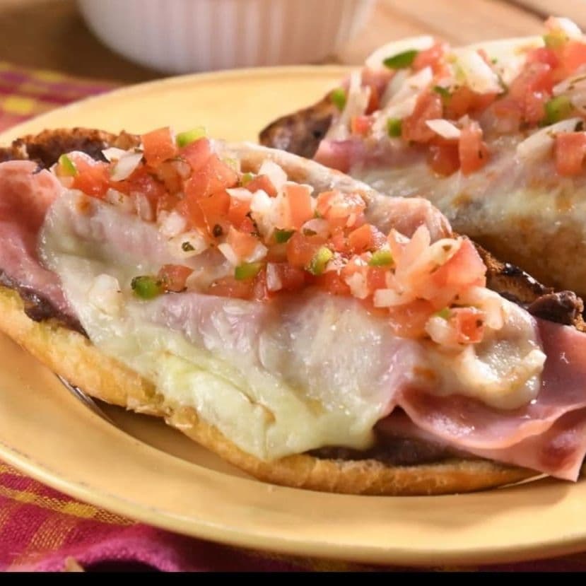 Molletes De Peperoni  + POSTRE SORPRESA