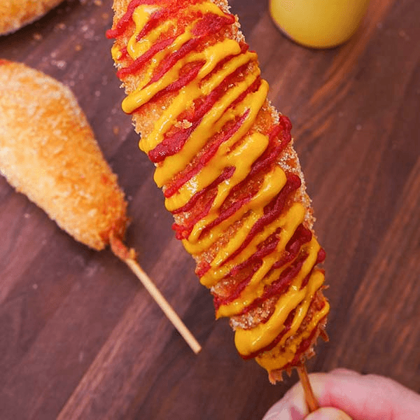Corn Dog Clásico con Queso y Salchicha