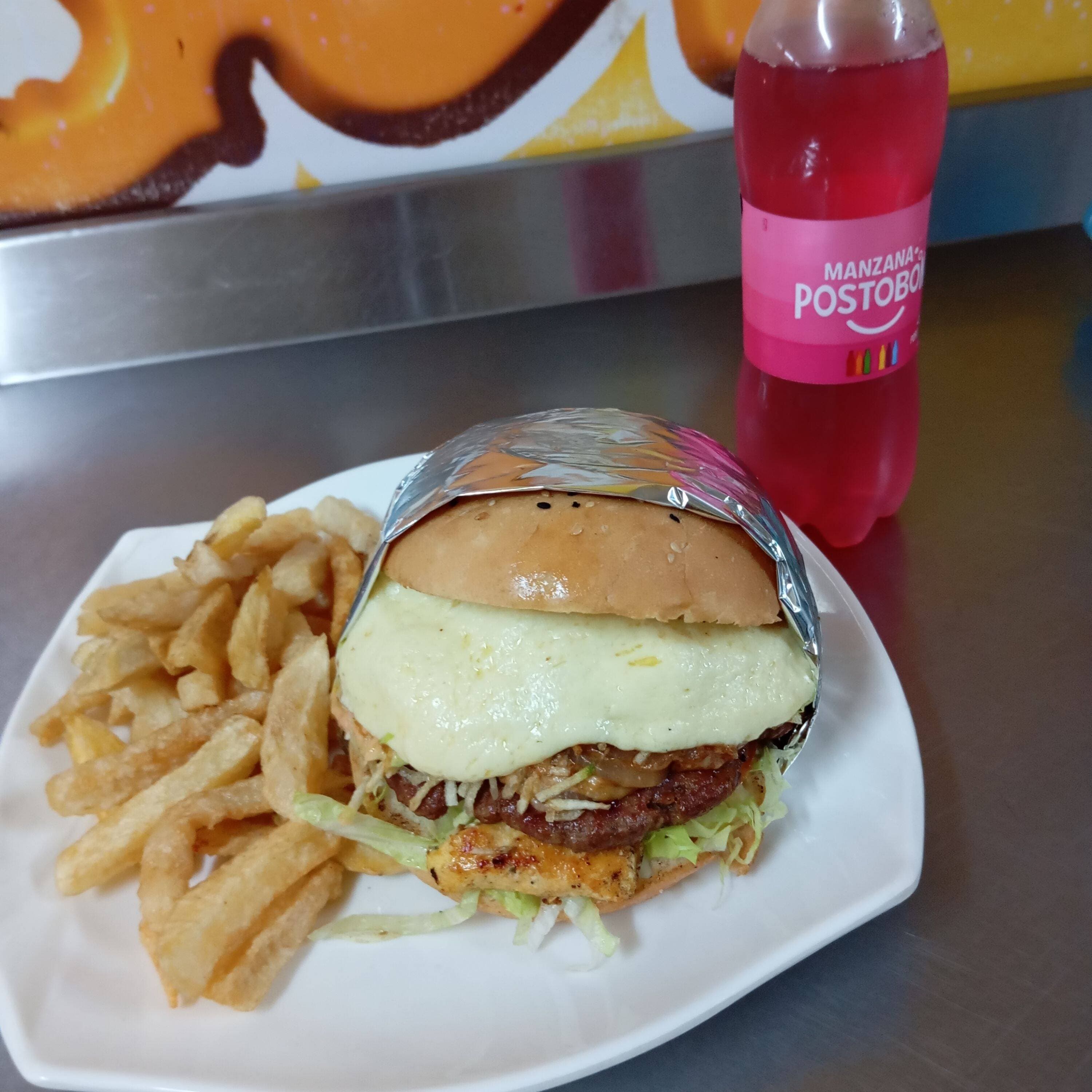 Hamburguesa Mixta + Papas Francesas + Gasesosa 400