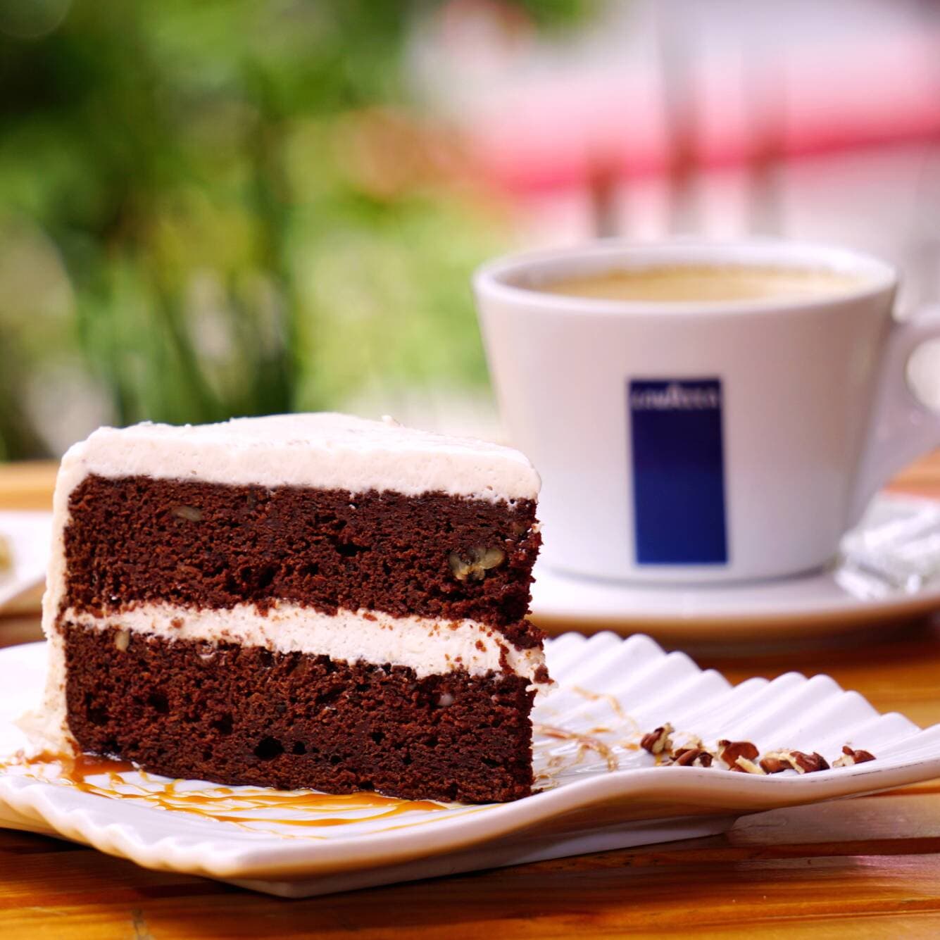 Rebanada de pastel plátano con chocolate