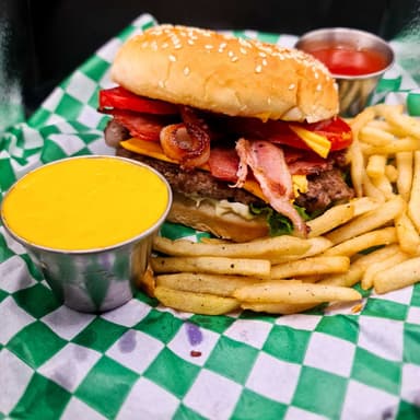 HAMBURGUESA CON TOCINO + REFRESCO