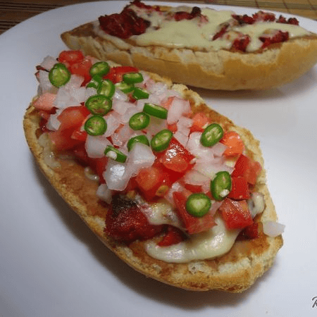 Molletes de Frijol con Queso