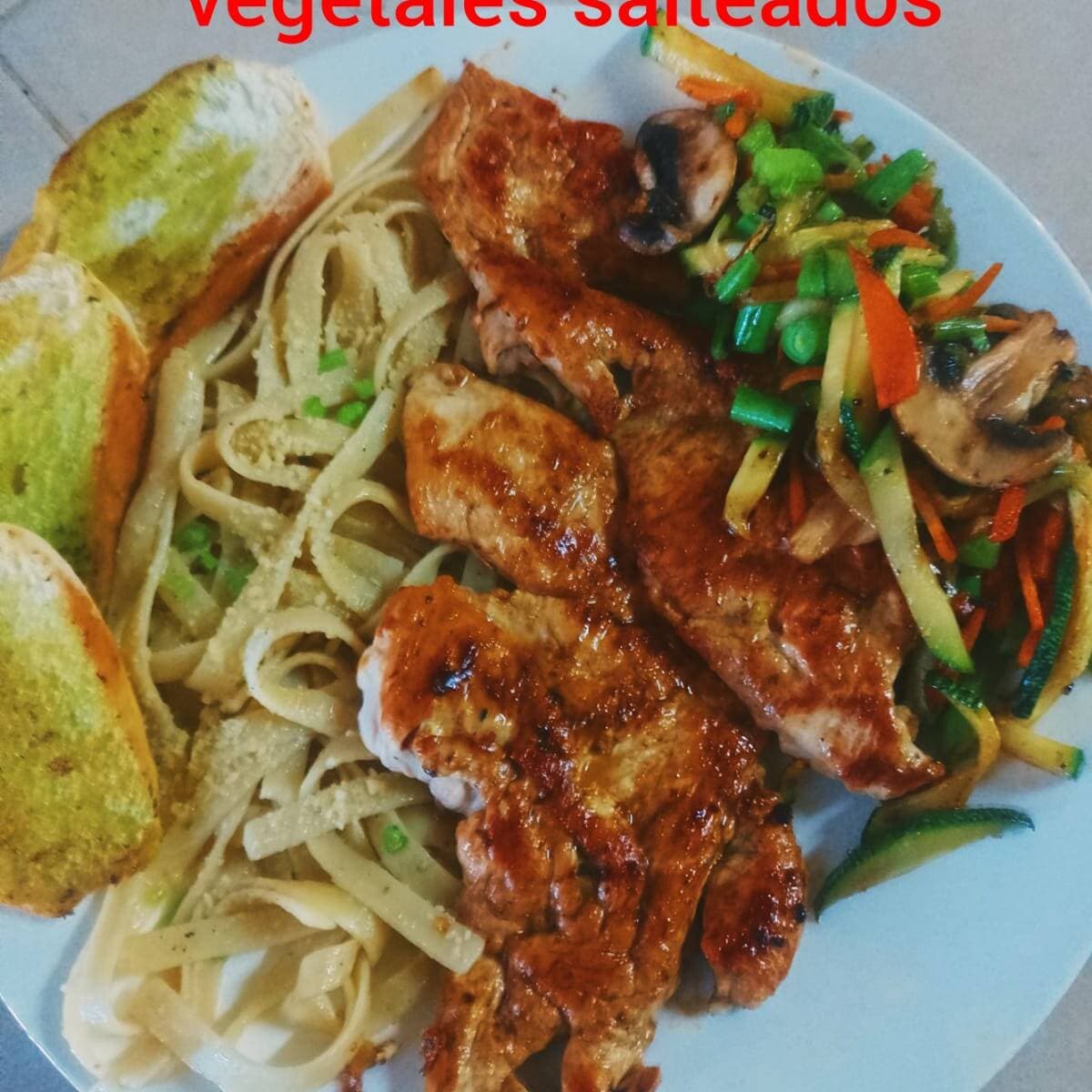Pechuga a la plancha con pasta y vegetales