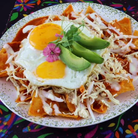 Chilaquiles con Pollo y Huevo