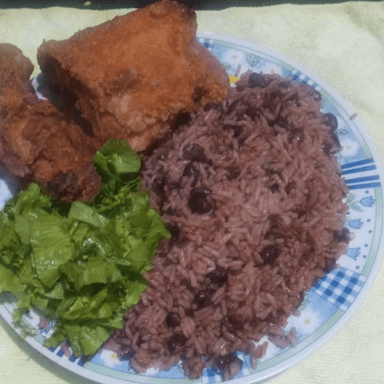 Pollo frito con guarniciones