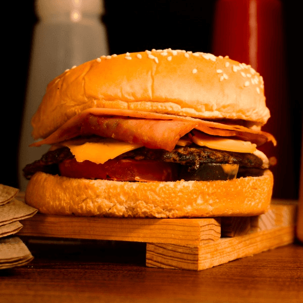 Dos hamburguesas con tocino