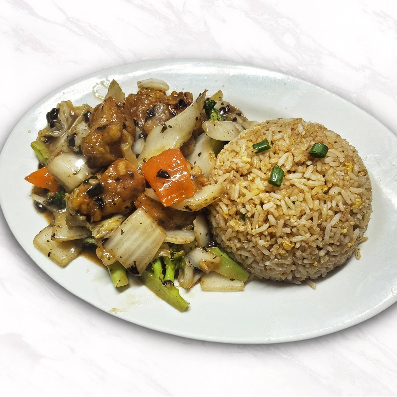 Pollo en Trozos con Tausí y Arroz Chaufa