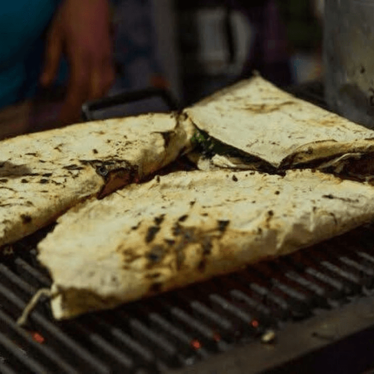 Tlayuda de quesillo sencilla + refresco