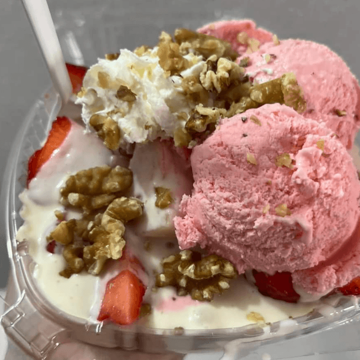 CHAROLA DE FRESAS CON CREMA Y HELADO