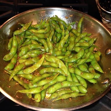 Edamame spicy incluye 1 onza de shiracha