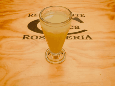 Vaso de agua de fruta del dia