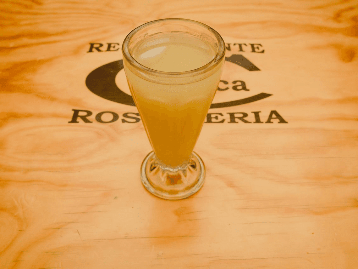 Vaso de agua de fruta del dia