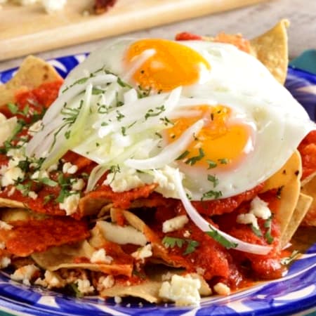 CHILAQUILES VERDES O ROJOS CON HUEVO
