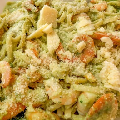 Fetuccini de Camarón con Salsa Poblana