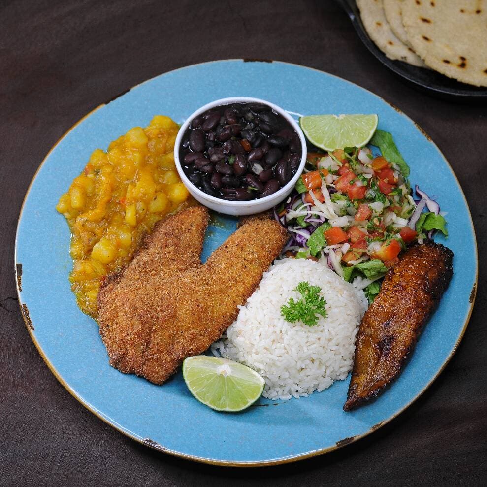Casado con Pescado (Ensalada varía por día)