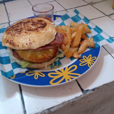 Hamburguesa Hawaiana con Papas