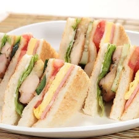 CLUB SANDWHIC CON PAPAS
