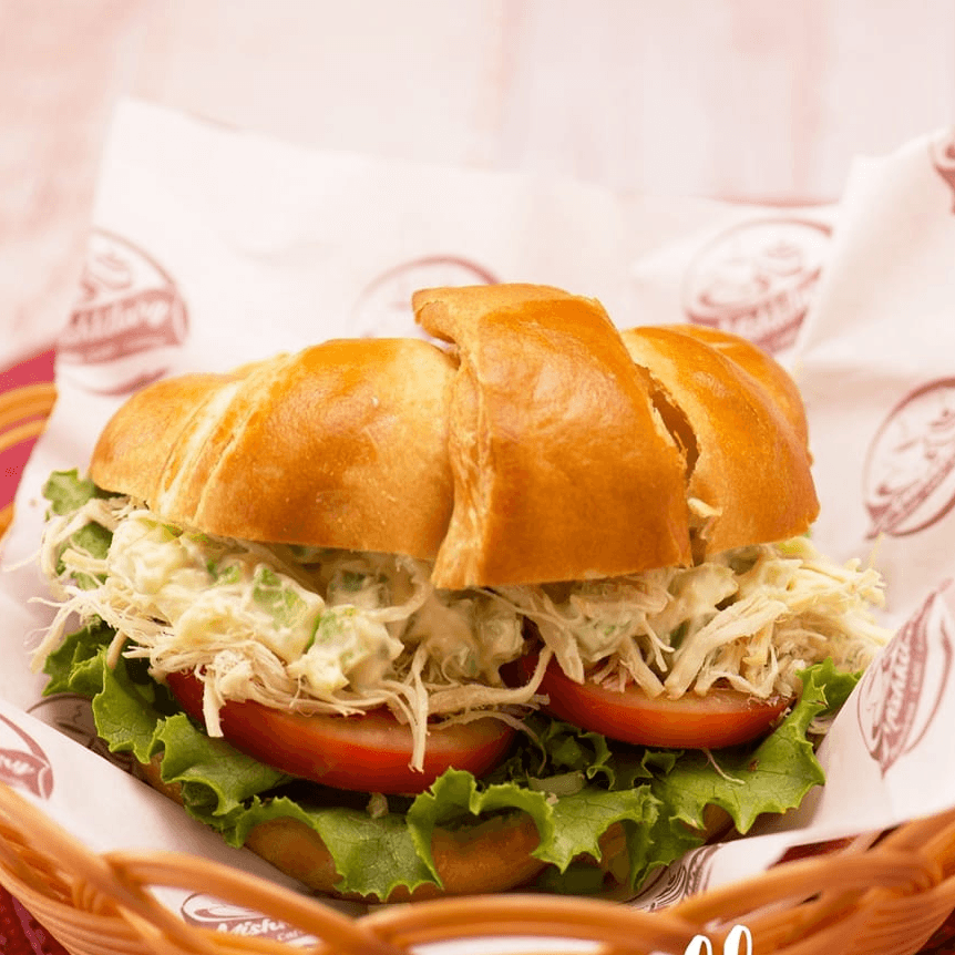 Sándwich Croissant de Pollo con Apio