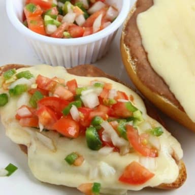 Molletes + Americano + Fruta
