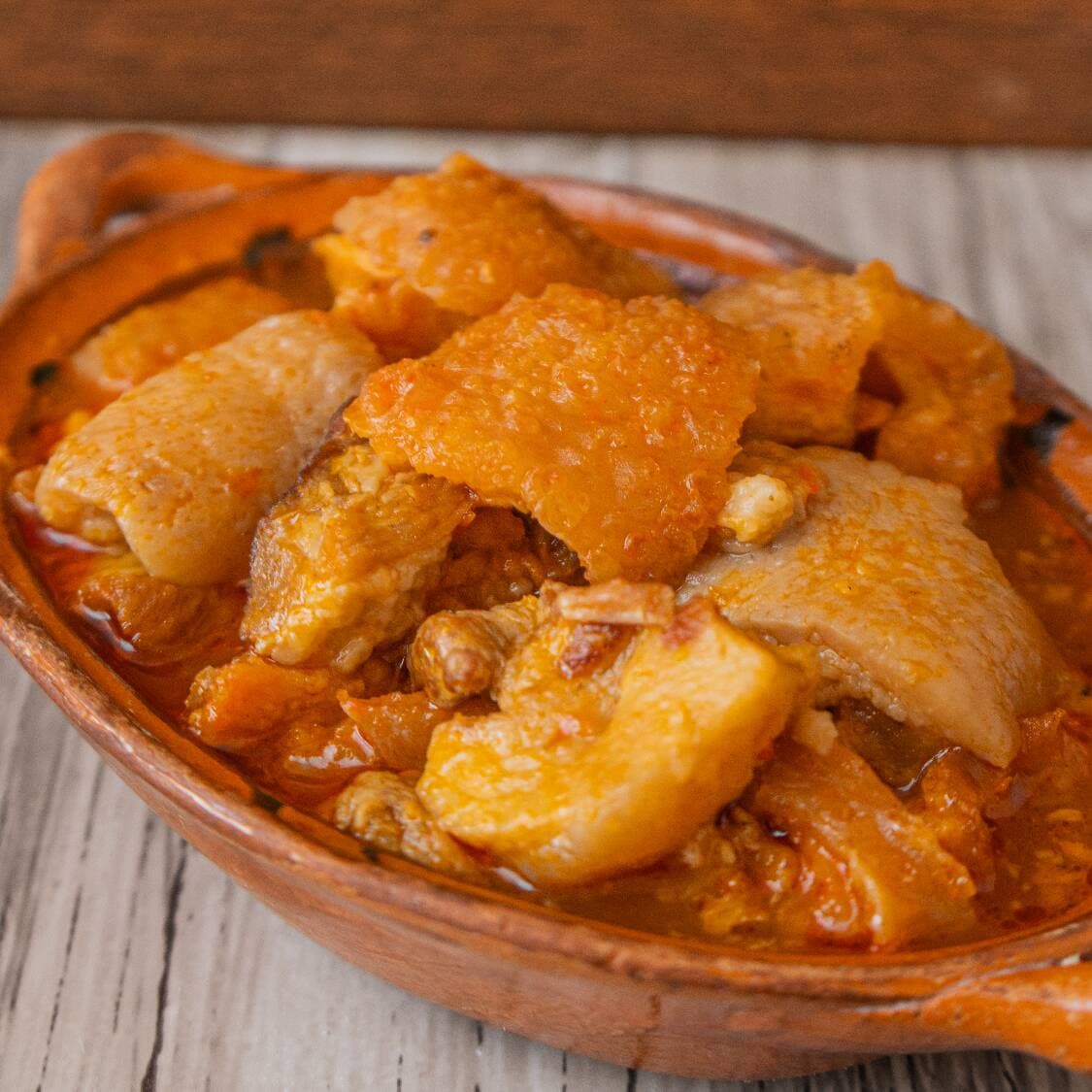 Chicharrón Guisado en Salsa Roja