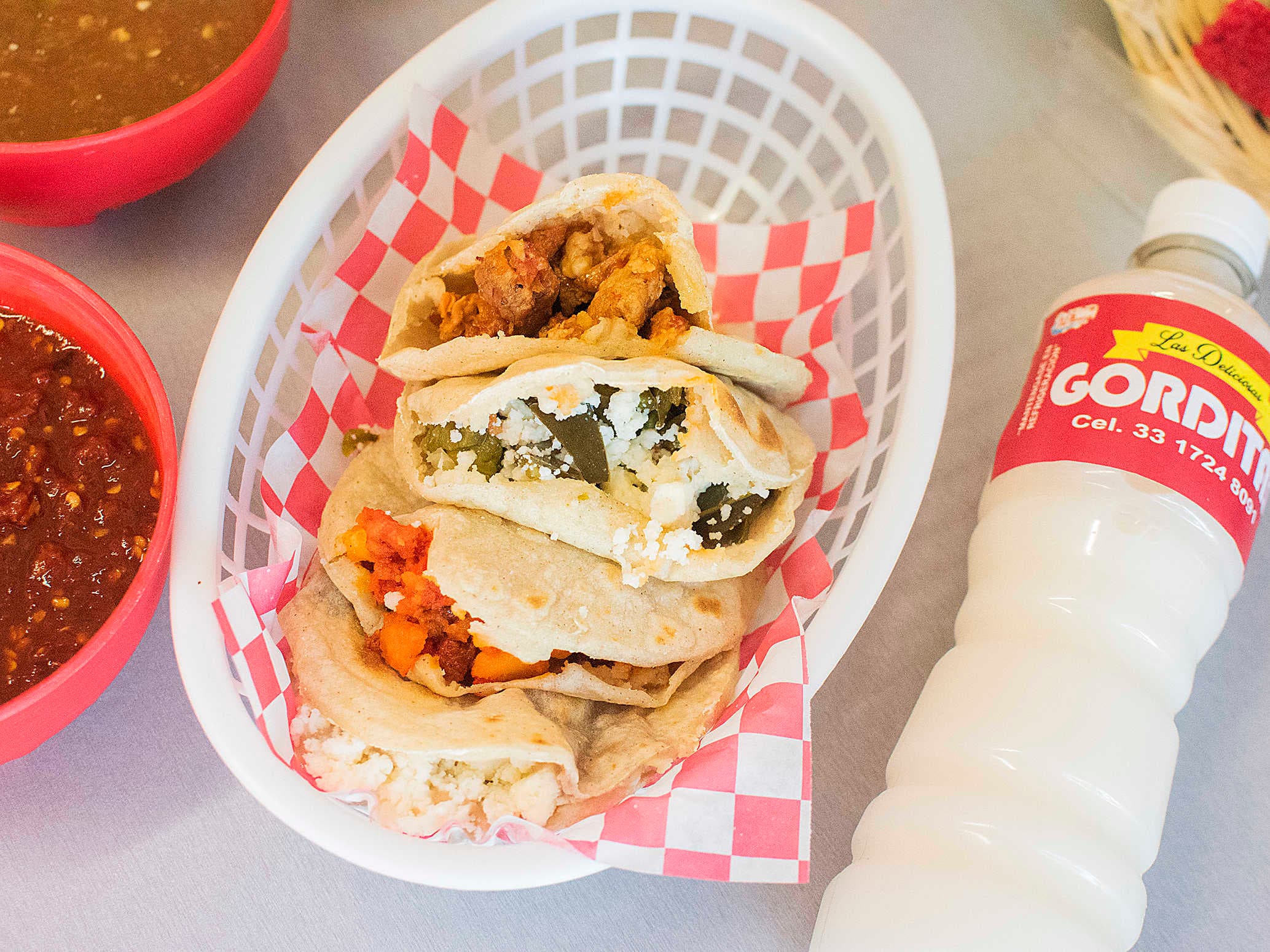 Combo-4 Gorditas de Guisado y 1 Agua Fresca